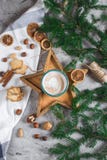 Tray Star Cup de madeira com conceito do ano novo da decoração das cookies da manhã de Natal do cappuccino do café foto de stock Tray Star Cup de madeira com conceito do ano novo da decoração das cookies da manhã de Natal do cappuccino do café foto de stock
