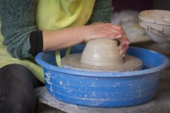 Traînez les mains du ` s faisant un pot d'argile sur la poterie images libres de droits Traînez les mains du ` s faisant un pot d'argile sur la poterie images libres de droits