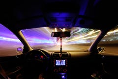 Traînées de lumière de voiture, conducteur à l'intérieur Photo stock Traînées de lumière de voiture, conducteur à l'intérieur Photo stock