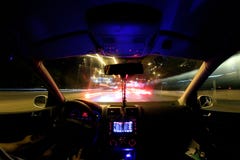 Traînées de lumière de voiture, conducteur à l'intérieur Photo stock Traînées de lumière de voiture, conducteur à l'intérieur Photo stock