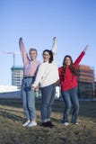 Tre amici di ragazze teenager felici che saltano su in cielo blu sul fondo di aria aperta di estate fotografia stock libera da diritti Tre amici di ragazze teenager felici che saltano su in cielo blu sul fondo di aria aperta di estate fotografia stock libera da diritti