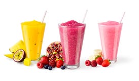Tre anstrykningar av blandade fruktSmoothies på vit bakgrund royaltyfria bilder Tre anstrykningar av blandade fruktSmoothies på vit bakgrund royaltyfria bilder
