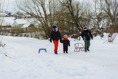 Tre barn släpar släden i berget royaltyfria foton Tre barn släpar släden i berget royaltyfria foton
