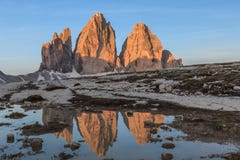 Tre CIME di Lavaredo bei Sonnenaufgang, Dolomiten, Italien lizenzfreies stockbild Tre CIME di Lavaredo bei Sonnenaufgang, Dolomiten, Italien lizenzfreies stockbild