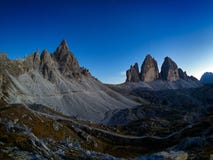 Tre Cime di Lavaredo dans de beaux environs au coucher du soleil, les dolomites, Italie photo libre de droits Tre Cime di Lavaredo dans de beaux environs au coucher du soleil, les dolomites, Italie photo libre de droits