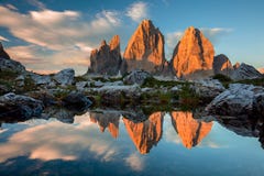 Tre Cime di Lavaredo met bezinning in meer bij zonsondergang, Dolomit royalty-vrije stock afbeelding Tre Cime di Lavaredo met bezinning in meer bij zonsondergang, Dolomit royalty-vrije stock afbeelding