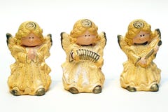 Tre figurine ceramiche degli angeli ingialliscono su un fondo bianco fotografie stock Tre figurine ceramiche degli angeli ingialliscono su un fondo bianco fotografie stock