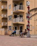 Tre genti sui banchi a Hollywood, Florida immagine stock libera da diritti Tre genti sui banchi a Hollywood, Florida immagine stock libera da diritti