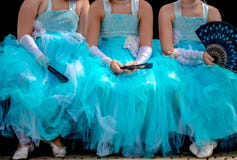 Tre giovani ballerine in vestiti dal tutu del turquise immagini stock libere da diritti Tre giovani ballerine in vestiti dal tutu del turquise immagini stock libere da diritti