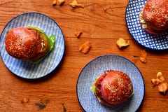 Tre hamburger sui piatti blu fotografie stock libere da diritti Tre hamburger sui piatti blu fotografie stock libere da diritti