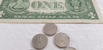 Tre israeliska sheckelmynt på vit bakgrund nära amerikansk dollarsedel arkivfoton Tre israeliska sheckelmynt på vit bakgrund nära amerikansk dollarsedel arkivfoton