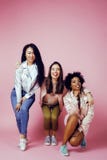 Tre olika nationflickor med diversuty i hud, hår Asiat scandinavian, gladlynt emotionellt för afrikansk amerikan arkivbilder Tre olika nationflickor med diversuty i hud, hår Asiat scandinavian, gladlynt emotionellt för afrikansk amerikan arkivbilder