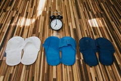 Tre par av kulöra häftklammermatare och en ringklocka _ royaltyfri fotografi Tre par av kulöra häftklammermatare och en ringklocka _ royaltyfri fotografi