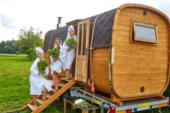 Tre ragazze che si rilassano fuori della sauna immagine stock libera da diritti Tre ragazze che si rilassano fuori della sauna immagine stock libera da diritti