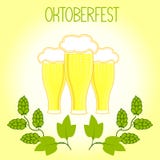 Tre vetri della birra ed il luppolo si ramificano, Oktoberfest illustrazione vettoriale Tre vetri della birra ed il luppolo si ramificano, Oktoberfest illustrazione vettoriale