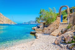 Treden van zandig strand op het eiland Kalymnos van Griekenland stock fotografie Treden van zandig strand op het eiland Kalymnos van Griekenland stock fotografie