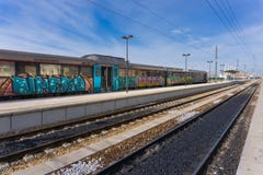 Trein en treinsporen in Faro, Portugal stock afbeelding Trein en treinsporen in Faro, Portugal stock afbeelding