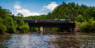 Trein op brug die de Lehigh-Rivier, Pennsylvania kruisen Stock Afbeelding Trein op brug die de Lehigh-Rivier, Pennsylvania kruisen Stock Afbeelding