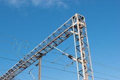 Trein of spoorweg de steun van de machtslijn De lijnen van de spoorwegmacht met hoogspanningselektriciteit op metaalpolen tegen b stock afbeelding Trein of spoorweg de steun van de machtslijn De lijnen van de spoorwegmacht met hoogspanningselektriciteit op metaalpolen tegen b stock afbeelding