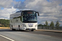 Treinador branco Bus de VDL Futura na estrada imagens de stock Treinador branco Bus de VDL Futura na estrada imagens de stock
