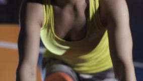 Treinamento desportivo da jovem mulher usando o equipamento da aptidão video estoque Treinamento desportivo da jovem mulher usando o equipamento da aptidão video estoque