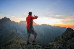 Trekker photographiant le coucher du soleil avec son smartphone photographie stock libre de droits Trekker photographiant le coucher du soleil avec son smartphone photographie stock libre de droits