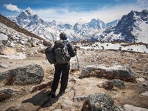 Trekker que anda o passeio na montanha do acampamento base de Everest em Nepal