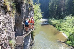 Trekkers auf Metallleiter in der Schlucht Prielom Hornadu SlovenskÃ-½ raj im slowakisches Paradies-Nationalpark lizenzfreie stockfotos Trekkers auf Metallleiter in der Schlucht Prielom Hornadu SlovenskÃ-½ raj im slowakisches Paradies-Nationalpark lizenzfreie stockfotos