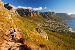 Trekking im Nationalpark des Tafelbergs Ansicht über Stadt und Tabellen-Berg vom seaa versehen mit Seiten Westlicher Umhang Berüh stockfotografie Trekking im Nationalpark des Tafelbergs Ansicht über Stadt und Tabellen-Berg vom seaa versehen mit Seiten Westlicher Umhang Berüh stockfotografie