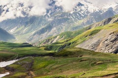 Trekking, туризм, деятельность в горах Backpackers в горах, утро раннего лета стоковая фотография Trekking, туризм, деятельность в горах Backpackers в горах, утро раннего лета стоковая фотография