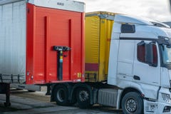 Trelleborg, Suecia, 25 12 2018: un camión con un remolque parqueado en el puerto fotografía de archivo libre de regalías Trelleborg, Suecia, 25 12 2018: un camión con un remolque parqueado en el puerto fotografía de archivo libre de regalías