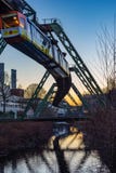 Tren colgante eléctrico que se mueve sobre el río del wupper imagen de archivo Tren colgante eléctrico que se mueve sobre el río del wupper imagen de archivo