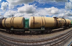 Tren de carga con los coches del petrolero Imagen de archivo libre de regalías Tren de carga con los coches del petrolero Imagen de archivo libre de regalías