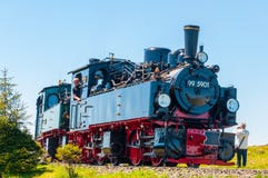Tren del vapor del vintage que llega hacia la estación de tren de Brocken en Alemania Fotografía de archivo Tren del vapor del vintage que llega hacia la estación de tren de Brocken en Alemania Fotografía de archivo