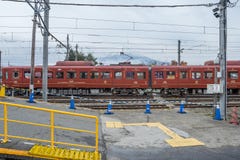 Tren parado en el ferrocarril de Kawaguchiko imágenes de archivo libres de regalías Tren parado en el ferrocarril de Kawaguchiko imágenes de archivo libres de regalías