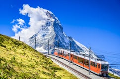 Tren y Cervino de Gornergrat Suiza imagenes de archivo Tren y Cervino de Gornergrat Suiza imagenes de archivo