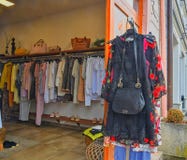 Trendig kläder i ett boutiquelager arkivbilder Trendig kläder i ett boutiquelager arkivbilder