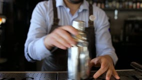 Treni adulti del barista per fare il trucco nella barra archivi video Treni adulti del barista per fare il trucco nella barra archivi video