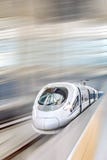 Treno ad alta velocità alla stazione ferroviaria fotografia stock libera da diritti Treno ad alta velocità alla stazione ferroviaria fotografia stock libera da diritti