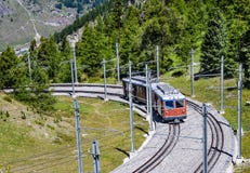 Treno alpino in Svizzera, Zermatt immagini stock Treno alpino in Svizzera, Zermatt immagini stock
