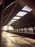 Treno della metropolitana di Delhi ad una stazione della metropolitana più di meno ammucchiata a Nuova Delhi nel tempo di mezzogi fotografie stock libere da diritti Treno della metropolitana di Delhi ad una stazione della metropolitana più di meno ammucchiata a Nuova Delhi nel tempo di mezzogi fotografie stock libere da diritti