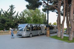 Treno di camminata nel parco di spiaggia, Bacu immagine stock Treno di camminata nel parco di spiaggia, Bacu immagine stock