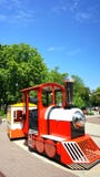 Treno locomotivo per i bambini nel parco di summen fotografia stock Treno locomotivo per i bambini nel parco di summen fotografia stock