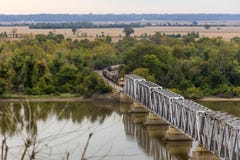 Treno, ponte di Wabash a Hannibal, Missouri fotografie stock libere da diritti Treno, ponte di Wabash a Hannibal, Missouri fotografie stock libere da diritti