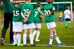 Trenowanie młodości sporty Young Boys z terenerem baseballa na smole zdjęcie stock Trenowanie młodości sporty Young Boys z terenerem baseballa na smole zdjęcie stock