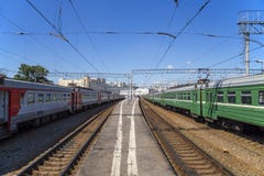 Trenuje na Moskwa Kursky pasażerskim estradowym kolejowym terminal, Rosja zdjęcia royalty free Trenuje na Moskwa Kursky pasażerskim estradowym kolejowym terminal, Rosja zdjęcia royalty free