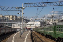 Trenuje na Moskwa Kursky pasażerskim estradowym kolejowym terminal, Rosja obraz stock Trenuje na Moskwa Kursky pasażerskim estradowym kolejowym terminal, Rosja obraz stock