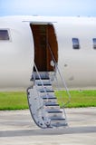 Treppe auf einem Luxusprivatjetflugzeug - Bombenschütze stockbilder Treppe auf einem Luxusprivatjetflugzeug - Bombenschütze stockbilder