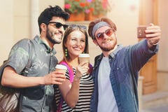 Tres amigos multiculturales que toman el selfie foto de archivo Tres amigos multiculturales que toman el selfie foto de archivo