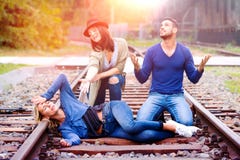 Tres amigos que tienen fiun en vías del tren fotografía de archivo libre de regalías Tres amigos que tienen fiun en vías del tren fotografía de archivo libre de regalías